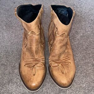 Women’s western style side zip bootie in a size 41.